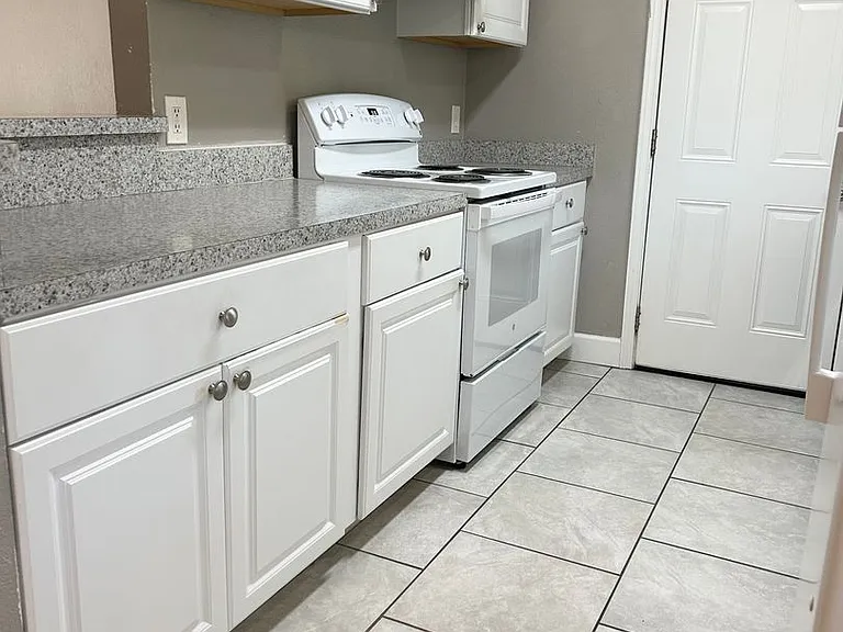 733 SW Sunnybrook Dr — Photo 8