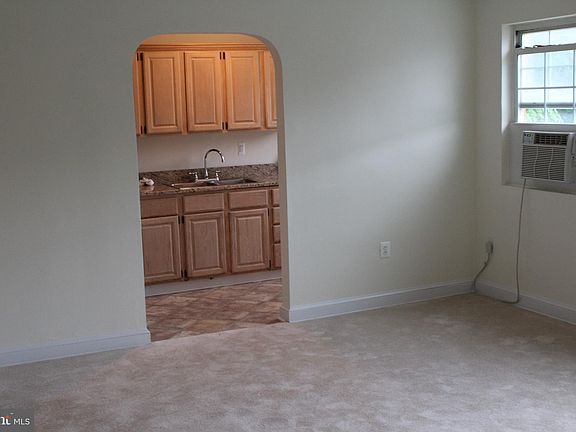 5th image of 834 S Greenbrier St APT 6