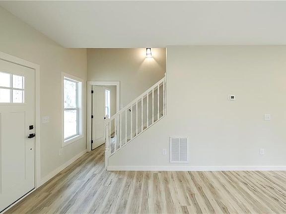 3rd image of 533 Tree Rdg