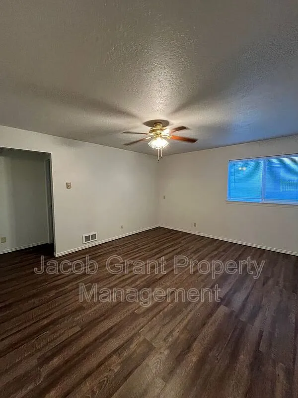 3 bed, 1.0 bath, 1000 sqft, $1,050 — Photo 2