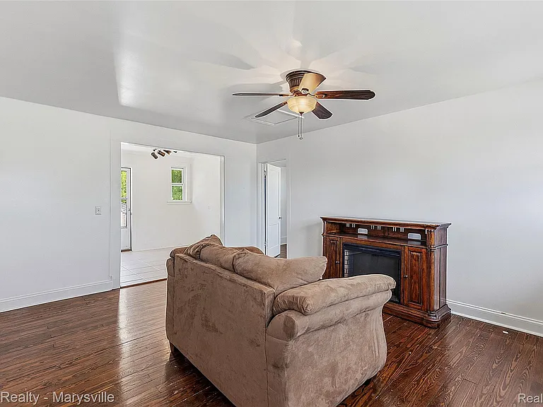 504 Clinton Ave — Photo 27