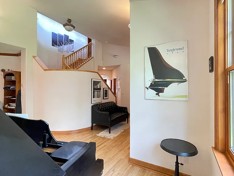 560 University Ave — Photo 14