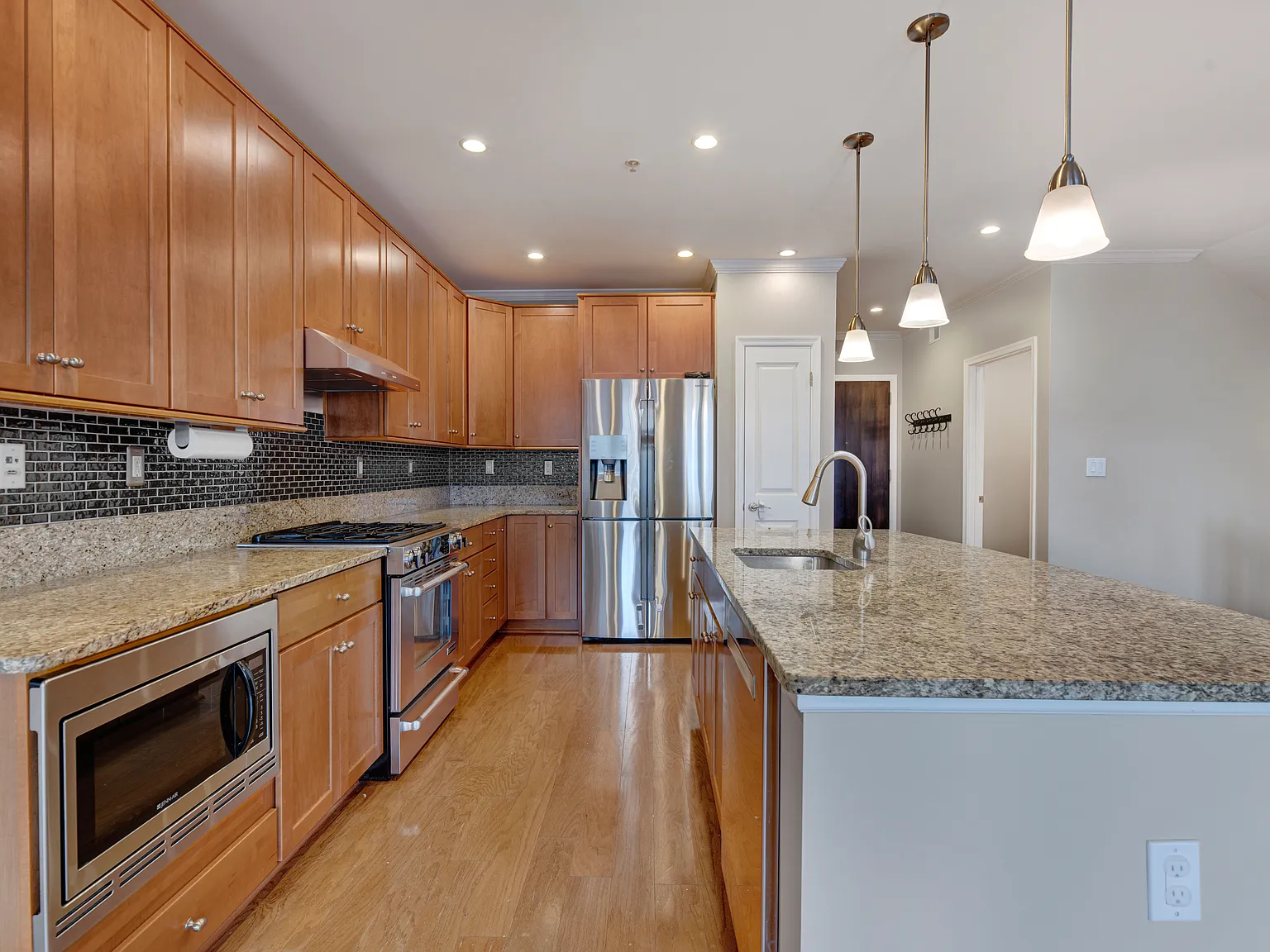 2 bed, 2.5 bath, 1832 sqft, $4,500 — Photo 4