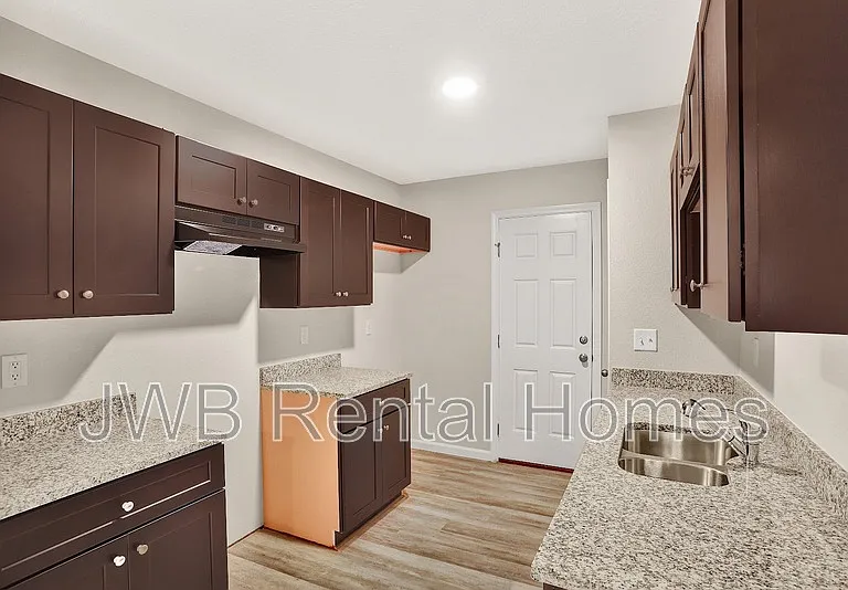 8008 W Railroad Ave — Photo 2