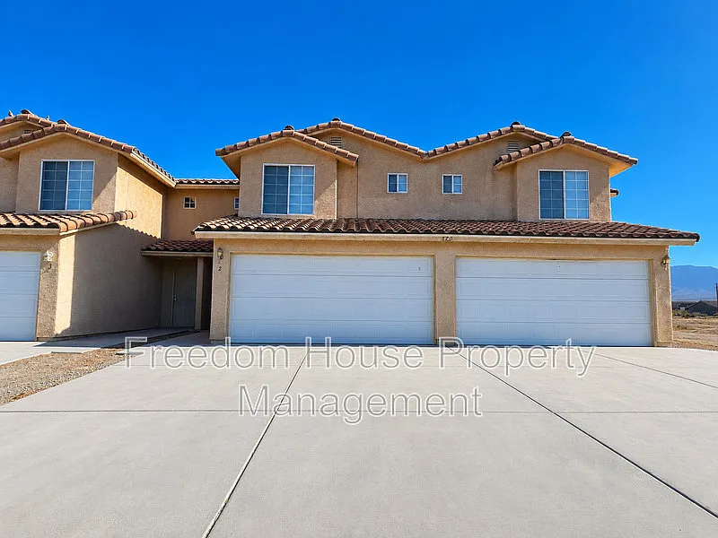 3 bed, 2.5 bath, 1221 sqft, $1,441 — Photo 3