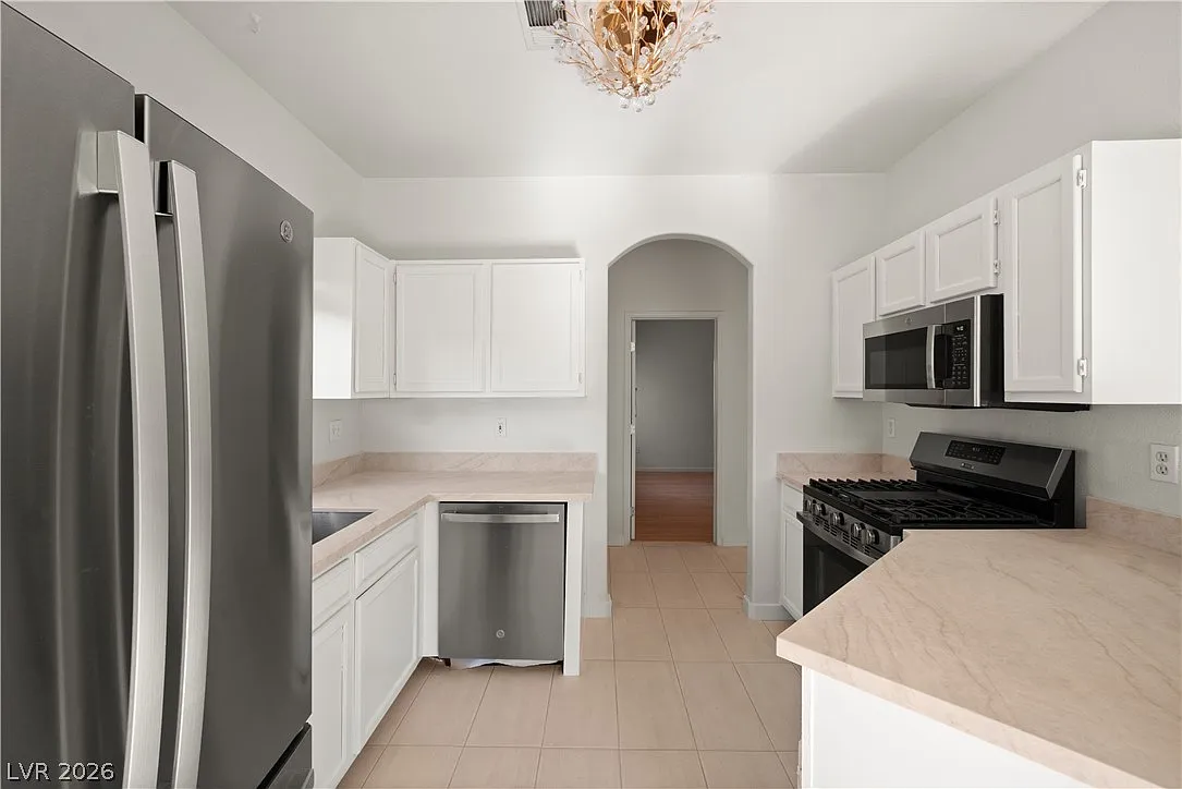 1 bed, 1.0 bath, 870 sqft, $1,185 — Photo 2