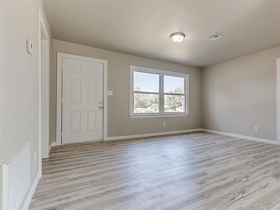 2nd image of 1116 Hickory Ln