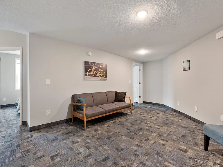 154 E Broadway St — Photo 12