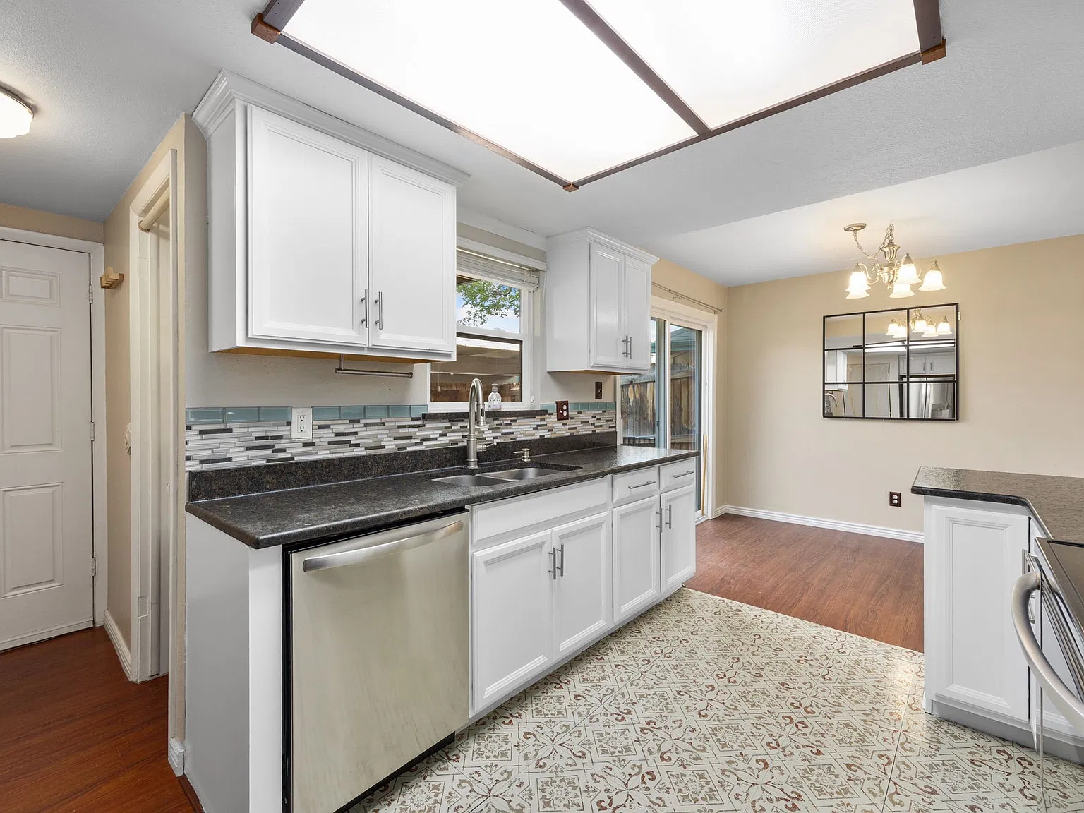 6010 S Willow Way — Photo 3