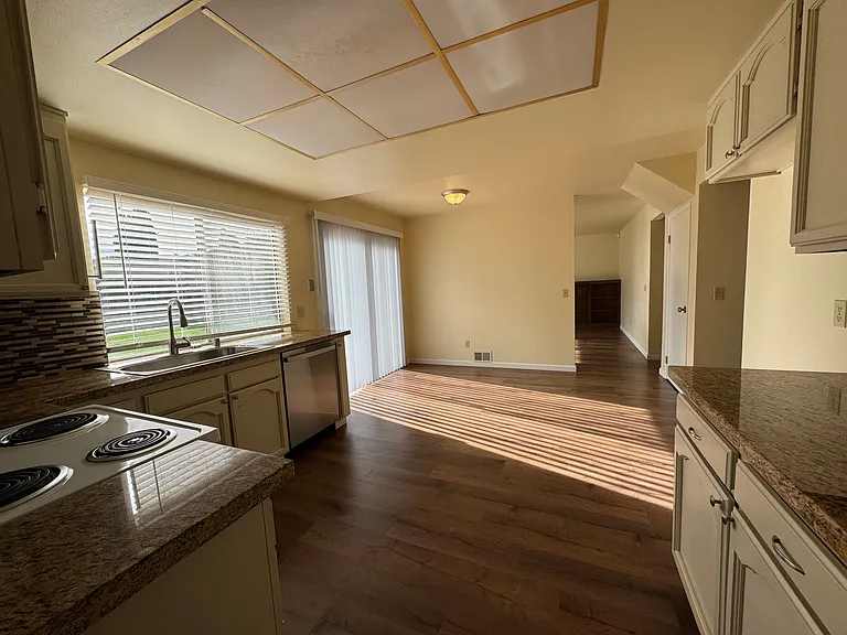 3445 Quincey Ln — Photo 6