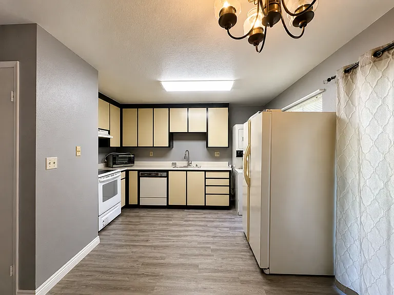 105 Del Valle Cir — Photo 4