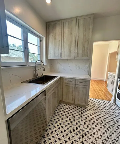 1021 17th St — Photo 14