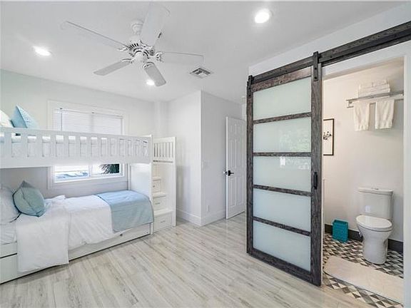 4th image of 4218 Seagrape Dr #1