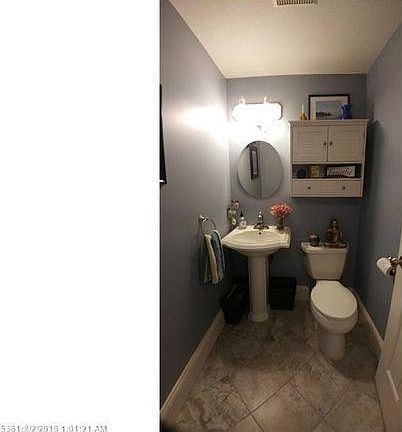 Downstairs half bathroomo