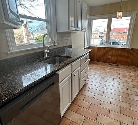 4th image of 7621 W Montrose Ave