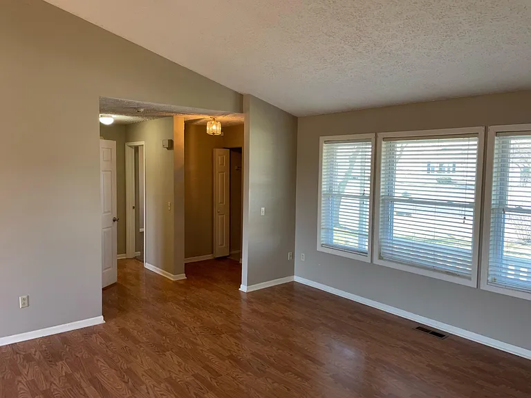 Bay Heights Cir — Photo 33