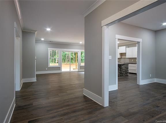 4th image of 5012 Stockbridge Dr