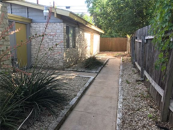 2nd image of 2805 Lovell Dr #B