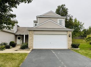 842 Park Bluff Cir, Elgin, IL 60120