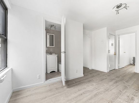 3rd image of 121 Mulberry St APT 5R