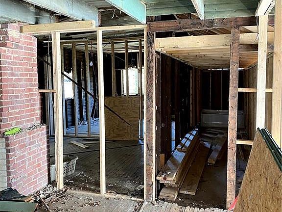 4th image of 405 Lakeside Ave
