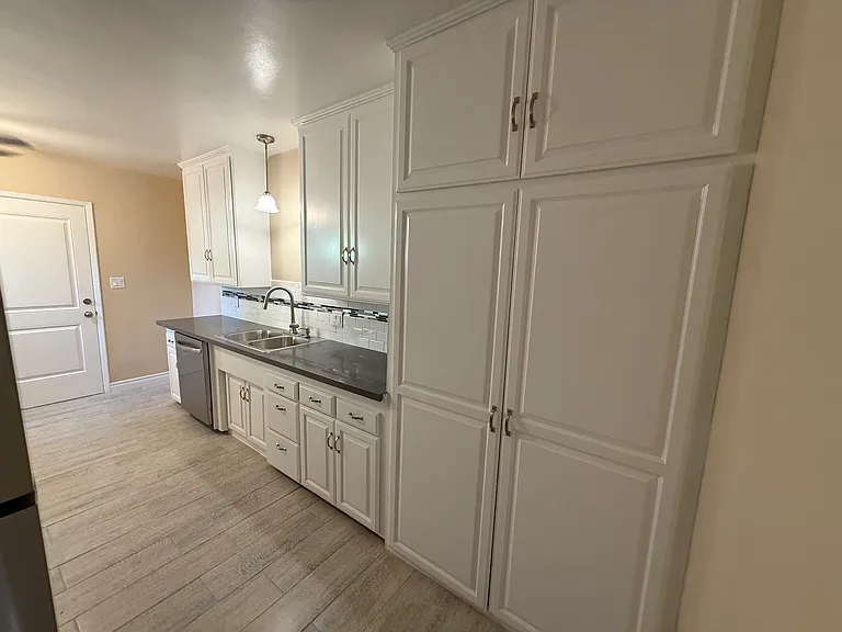 1000 N Glenoaks Blvd N #1000 — Photo 2