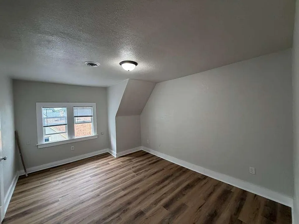 2213-2215 N Holton St #2211