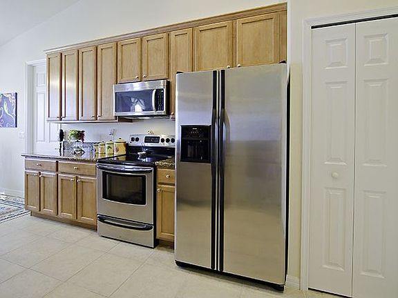 3rd image of 281 NE Glentry Ave