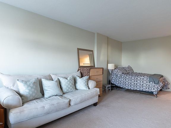 5th image of 71 Strawberry Hill Ave APT 504