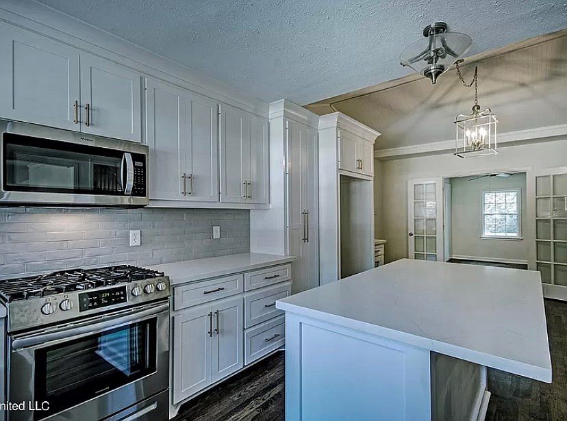 2nd image of 1055 Meadow Rd