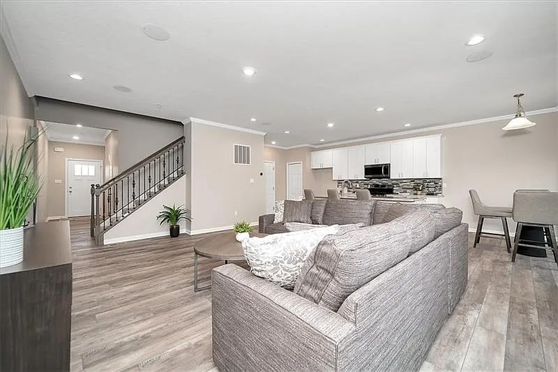3 bed, 2.5 bath, 2348 sqft, $3,250 — Photo 2