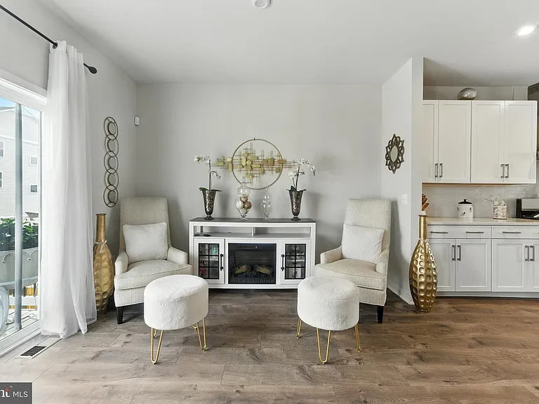 406 Honeyberry Ln — Photo 15