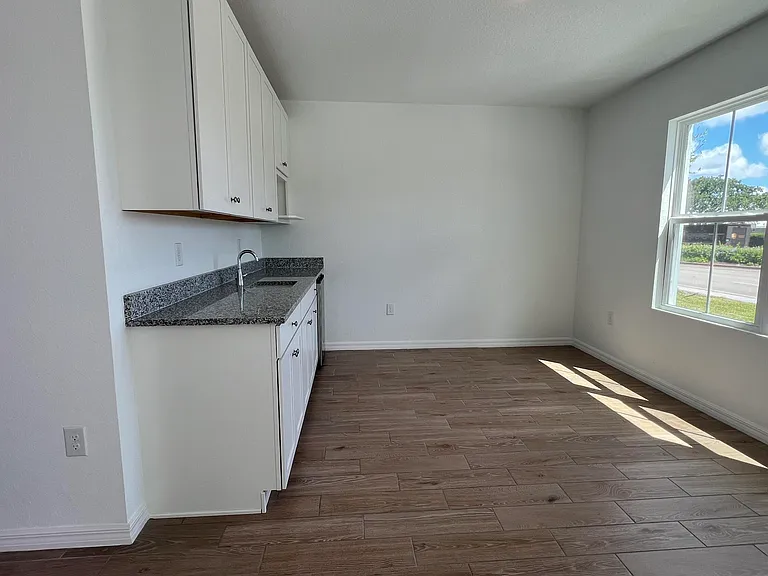 1782 SW Bayshore Blvd — Photo 3