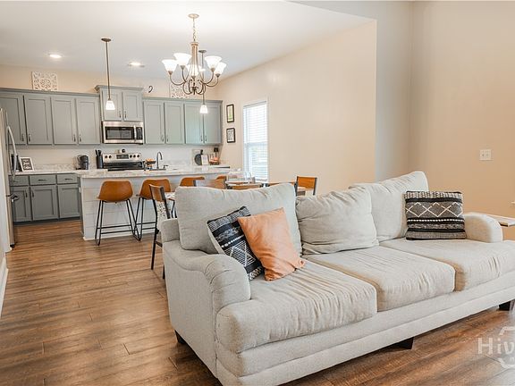 5th image of 405 Pivot Point