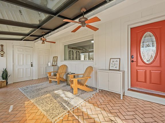 4th image of 565 Hillcrest Cir