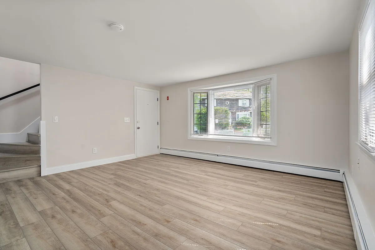 Building Photo - 99 Cove St #99