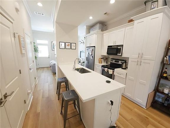 3rd image of 639 Saint Mary St