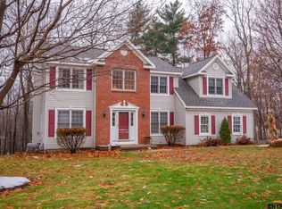 5 Pineview Ln, East Greenbush, NY 12061
