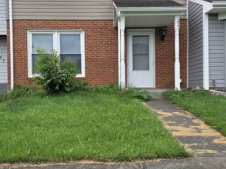 1679 York Dr — Photo 1