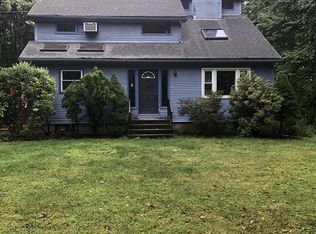 30 Maplecrest Dr, Belchertown, MA 01007