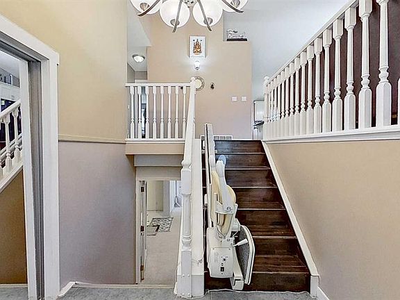 3rd image of 109 E Edgebrook Gdns NW