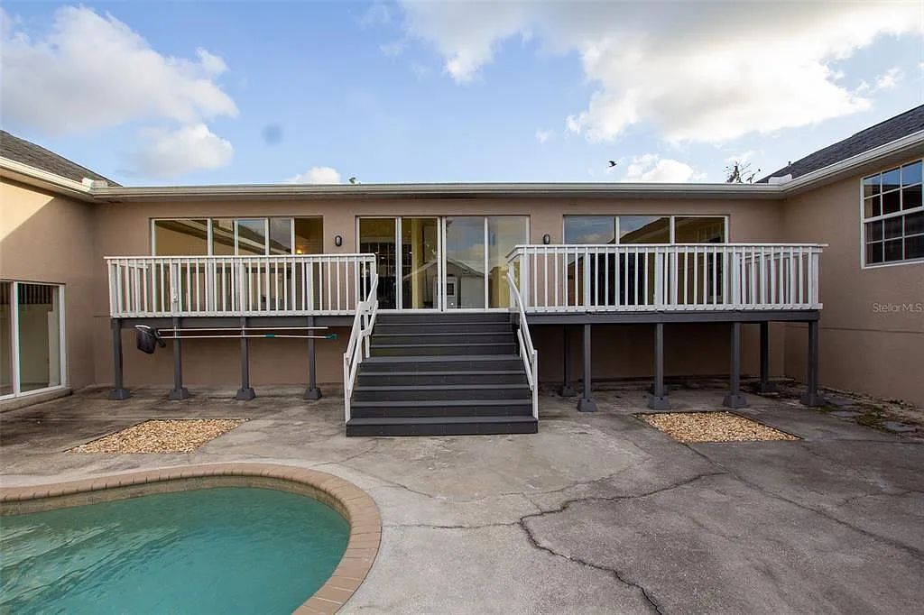 3 bed, 2.0 bath, 2125 sqft, $1,095 — Photo 1