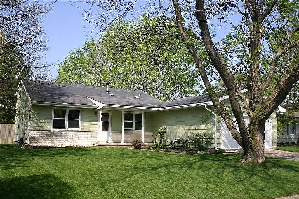 1811 Stratford Dr photo 1