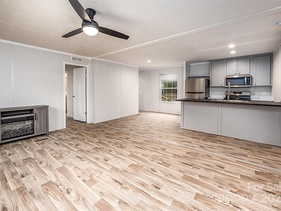 3rd image of 607 Stewart Ct