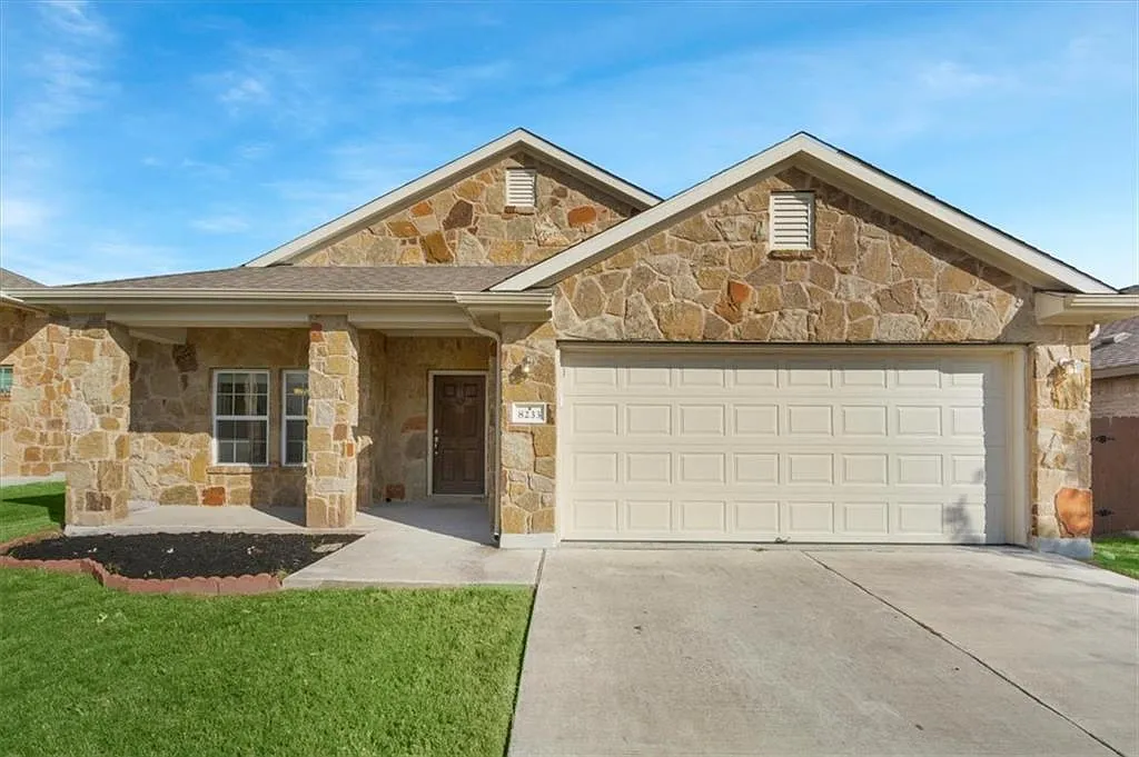 3 bed, 2.0 bath, 1706 sqft, $2,350 — Photo 1