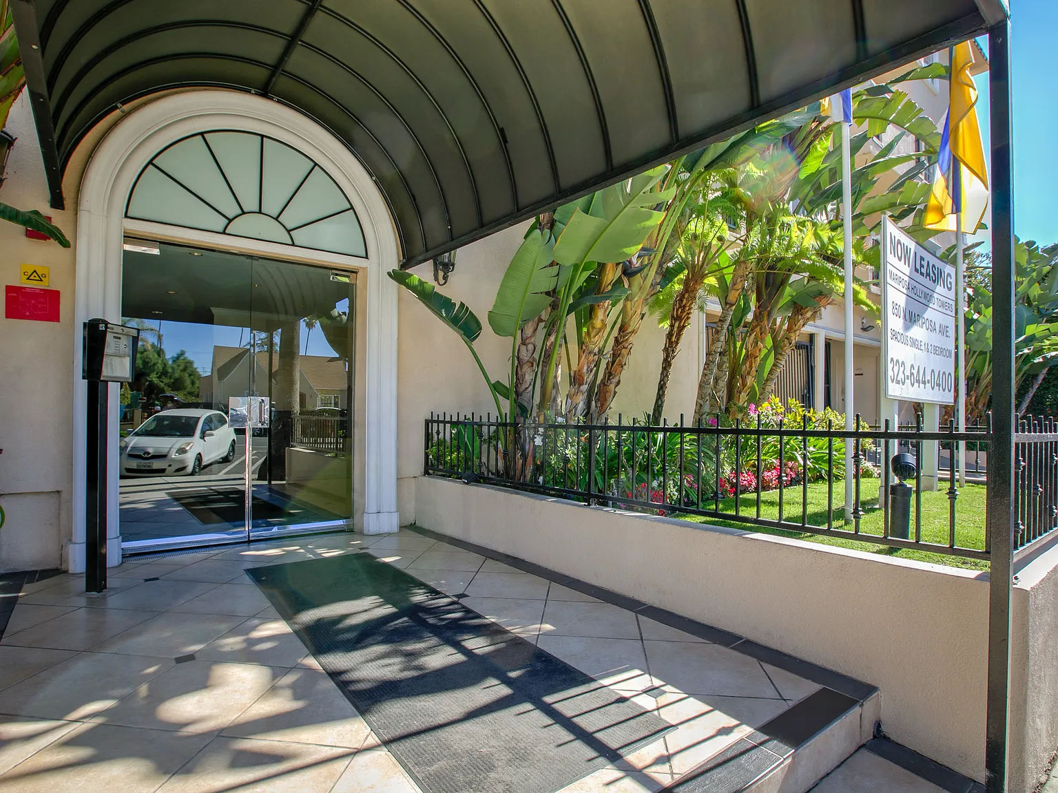 Mariposa Hollywood Towers — Photo 2