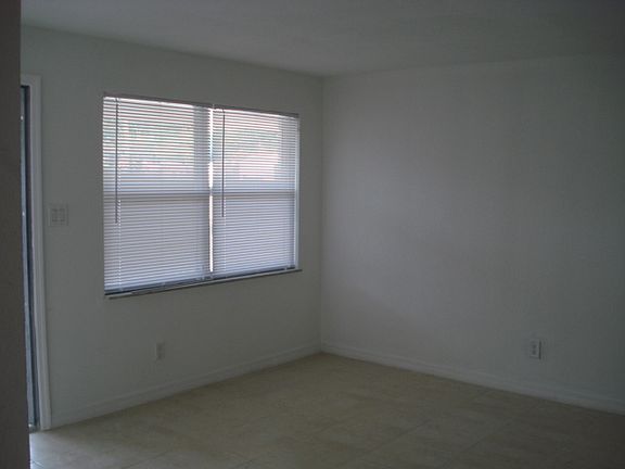 4th image of 1126 SW 15th Ter #10774074