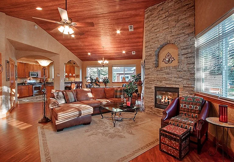 977 Creekwood Dr — Photo 4