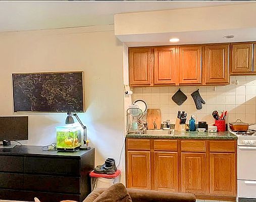 3rd image of 142 E 33rd St #2