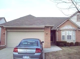 368 N Oak Dr, Commerce Township, MI 48390